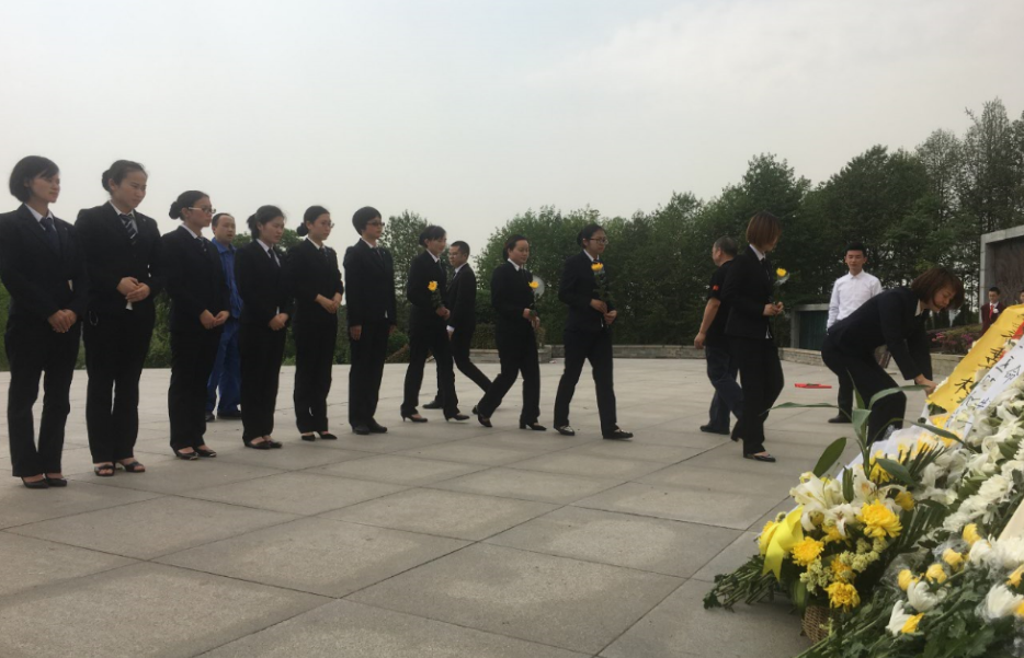 全體人員輪流鮮花.JPG
